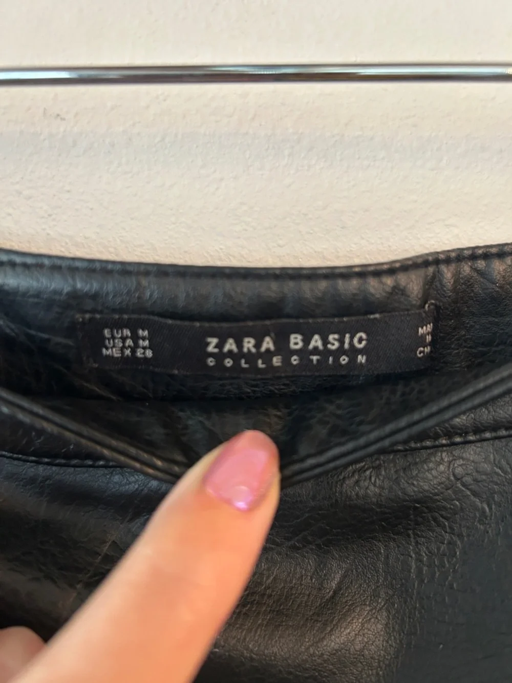Zara Black Faux Leather Mini Skirt with Side Zipper - Picture 4 of 4